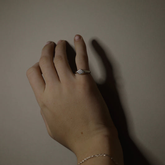 Diamond shape signet